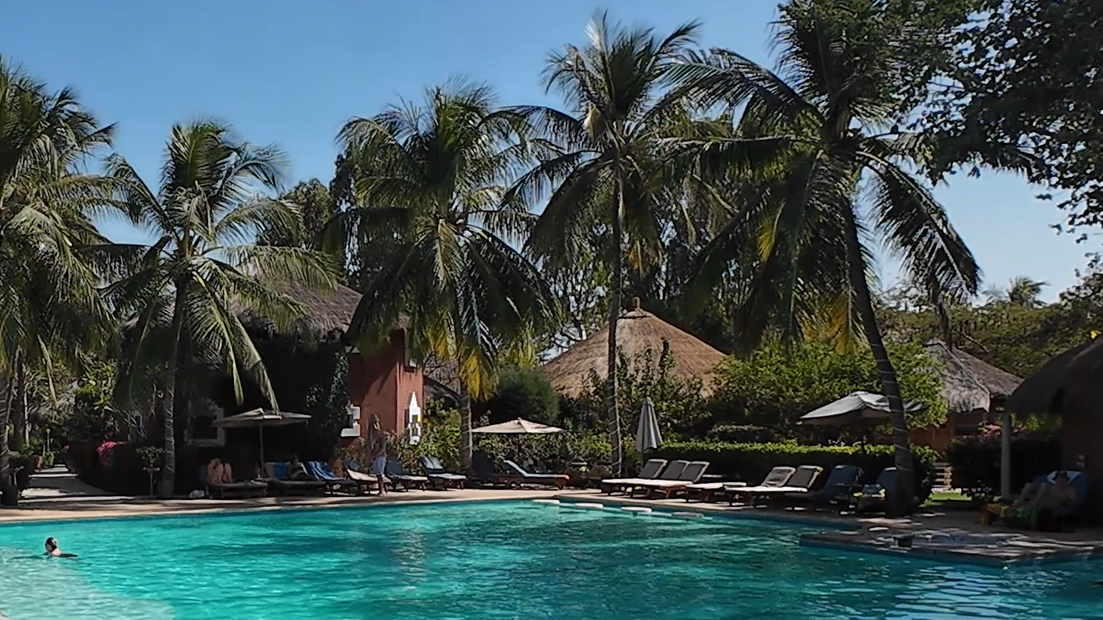 Les transats de la piscine de l'hôtel